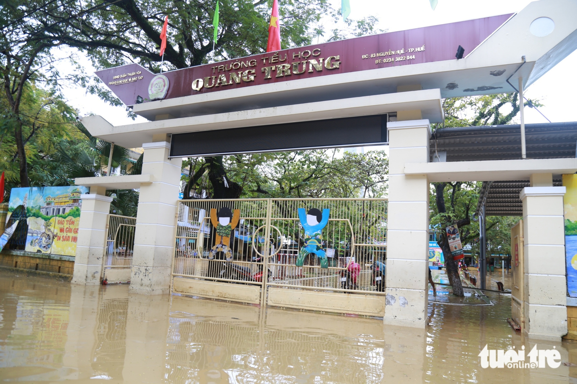 洪水过后书本桌椅被泥浆淹没,顺化师生忙于清理校园